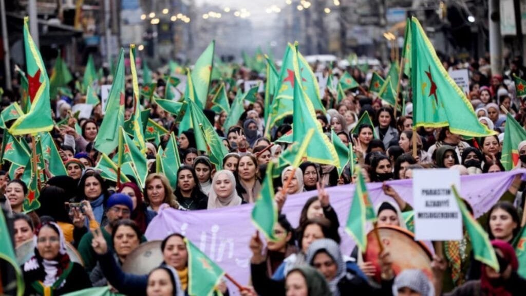 Jinên Kurd Li Rojava Jibo Mafên Wekhev û Dijî Êrîşên Tirkîyê Daketin Kolanan