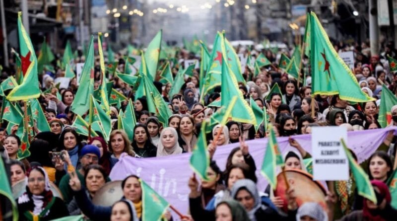 Jinên Kurd Li Rojava Jibo Mafên Wekhev û Dijî Êrîşên Tirkîyê Daketin Kolanan