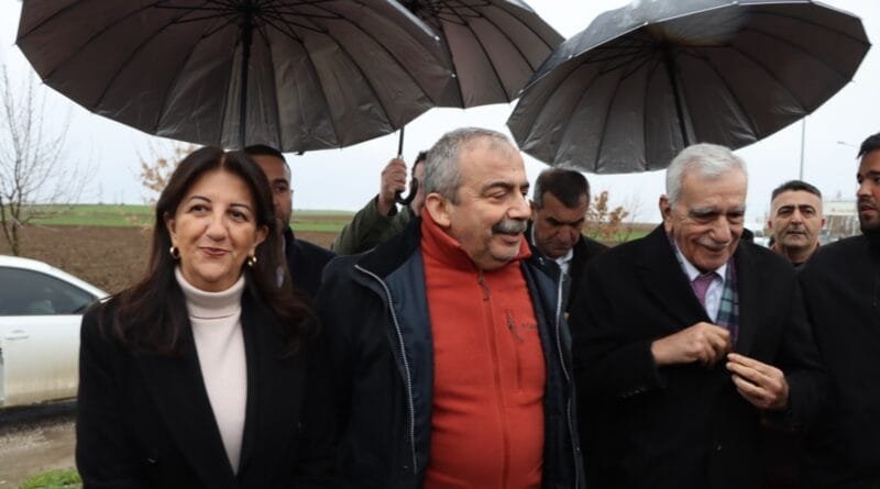 Şanda DEM Partî bi Demirtaş re Dicive Û Erdogan Serdana Amedê Dike