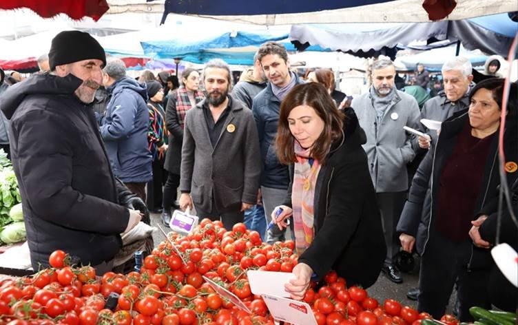 AMED - Li esnafan etîketên bi Kurdî hatin...