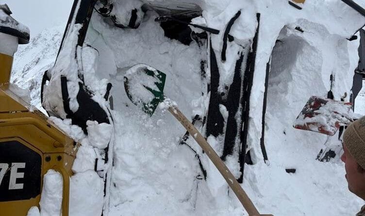 Li Şirnexê şape bi ser makîneya kar a ku rê...