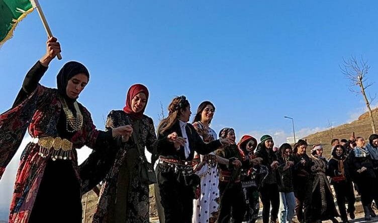 WÊNE - Ciwanên Kurd ji bo Newrozê meşiyan gora...