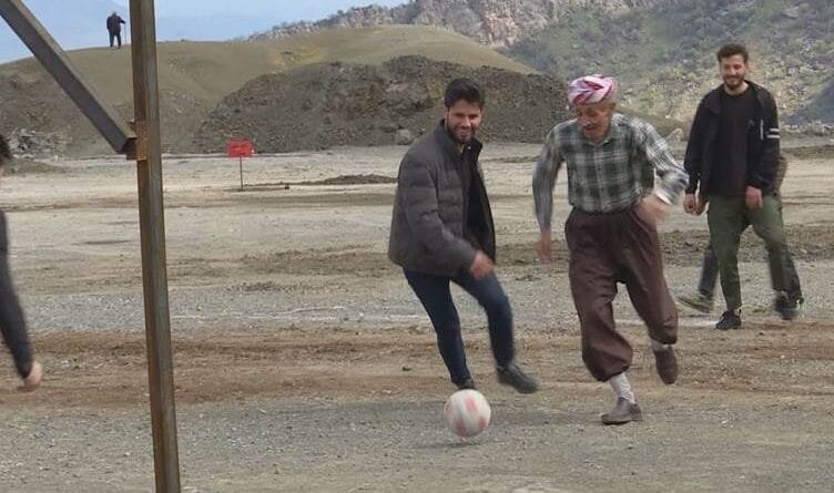 RÛBAROK - Xalê Ehmedê 73 salî mîna xortan futbolê...