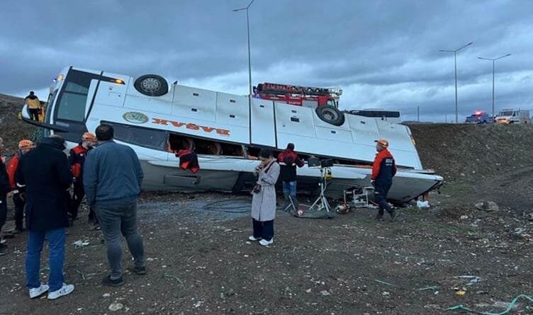 Li Sêwazê otobusek ji rê derket: 2 mirî, 23...