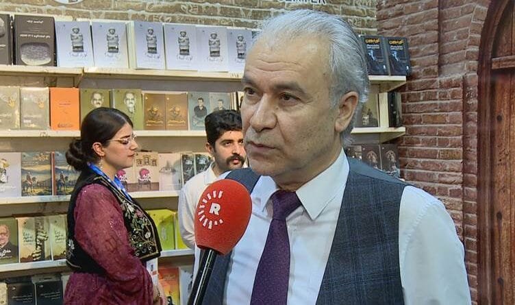 Jan Dost li pêşangeha Hewlêrê pirtûkên xwe îmze...