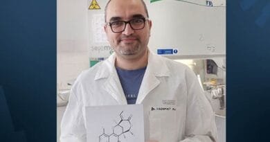 Bijîşkekî Kurd ji bo penceşêra malzarokê dermanek...
