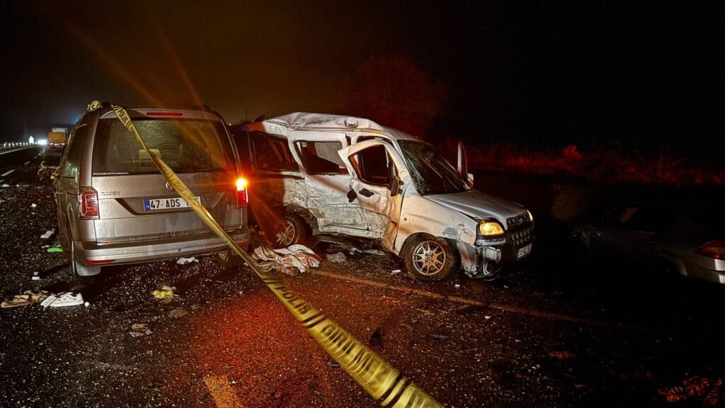 Li Mêrdînê 3 otomobîl li hev qelibîn: Mirî û...