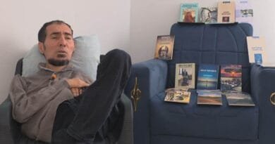 Nivîskarê bê dest û ling: Çîroka berxwedana...