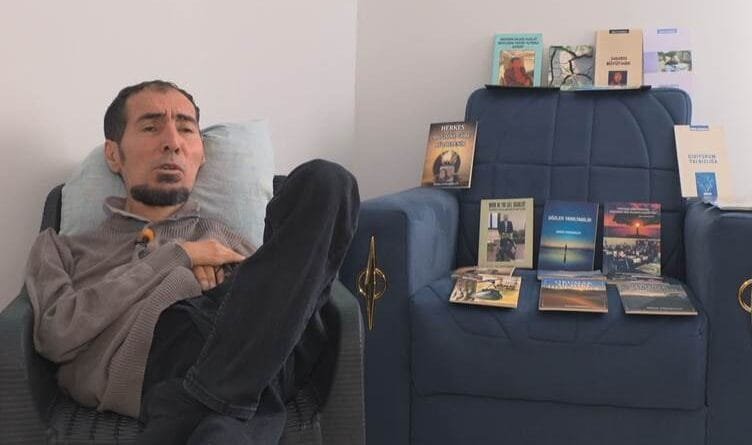 Nivîskarê bê dest û ling: Çîroka berxwedana...