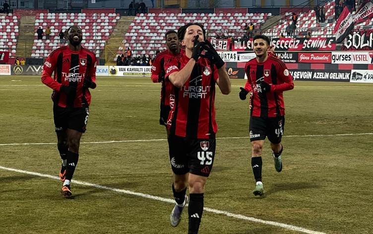 Vansporê li mala xwe Hatayspor perîşan kir: 4-0