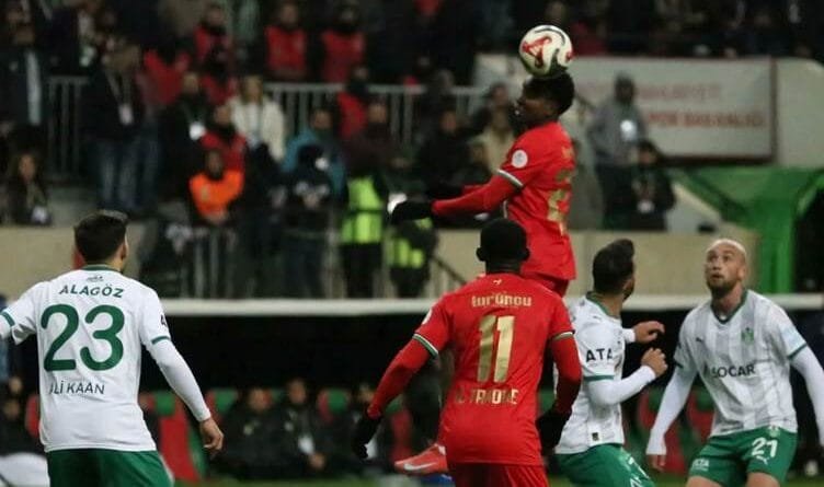 Leyla Zana jî li stadyumê bû: Amedsporê Igdirspor...