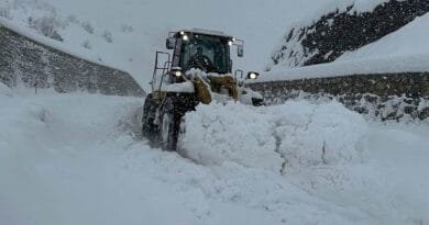 Li Bakurê Kurdistanê jiyan rawestiya: Rêyên 4...