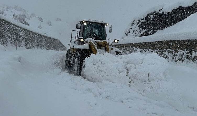 Li Bakurê Kurdistanê jiyan rawestiya: Rêyên 4...