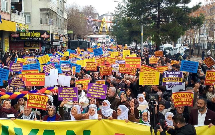 Amed ji bo Rojavayê Kurdistanê meşiya: 'Kurd yek...
