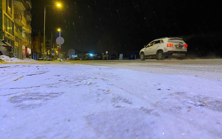 Li çend bajarên Bakurê Kurdistanê hişyariya berfê...