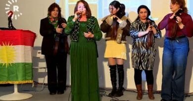 BONN - Jinên Kurd bi hunera xwe dibin şûrkêşên...