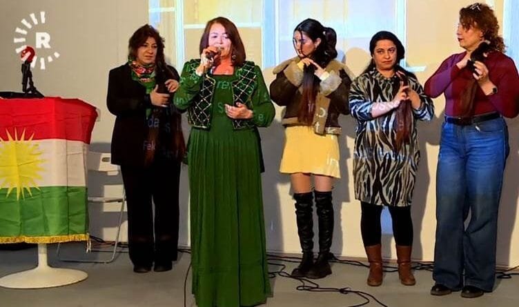 BONN - Jinên Kurd bi hunera xwe dibin şûrkêşên...