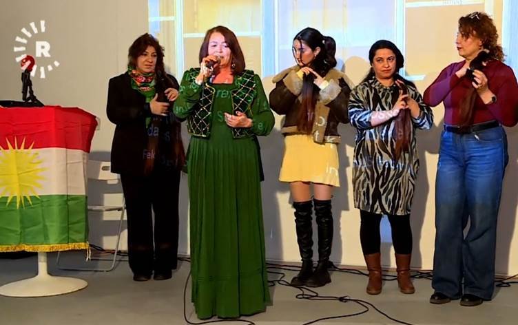 BONN - Jinên Kurd bi hunera xwe dibin şûrkêşên...
