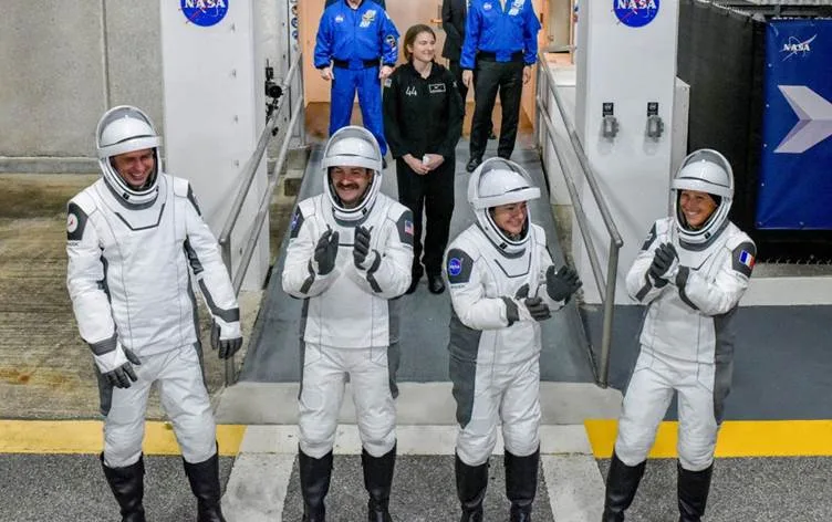 NASAyê 4 astronotên din şandin Stasyona Fezayê ya…