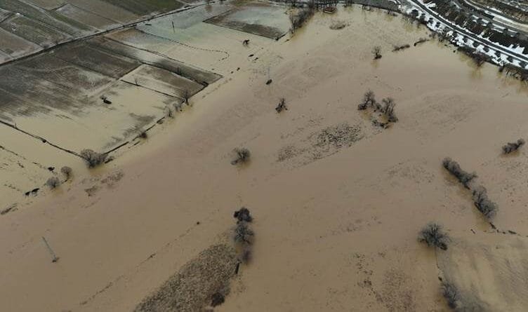 Li Semsûrê çemek di ser re çû: Zevî di bin avê de...