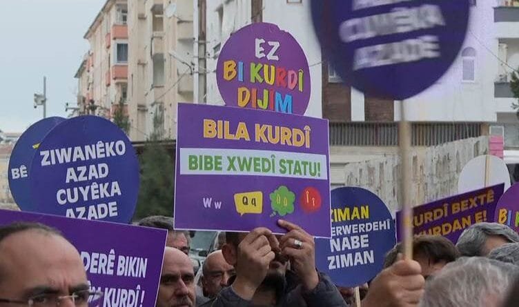 Parlamenterê CHPyê: Zimanê dayikê ne gef e, maf e