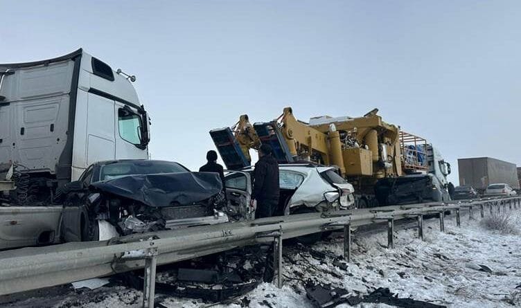 Li Erziromê zêdetirî 10 wesayîtan li hev qelibîn