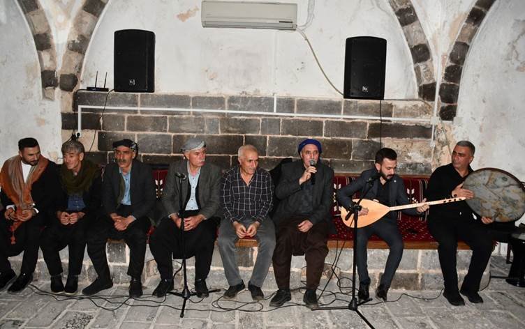 Li Siwêregê çanda dengbêjiyê zindî dibe û dengê...