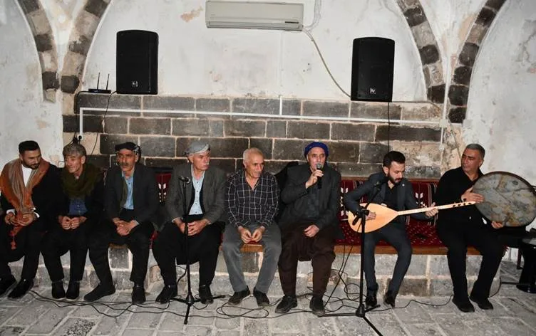 Li Siwêregê çanda dengbêjiyê zindî dibe û dengê…