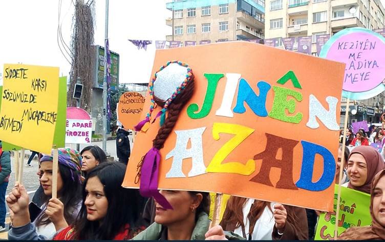 Abdullah Ocalan: Jin dikarin aştî û demokrasiyê…