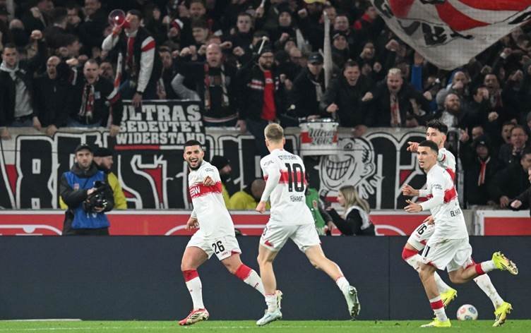 Denîzo îsal bûye agirê sor û dilê wî bi kesî…