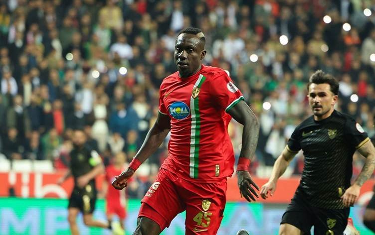 Mbaye Diagne çavên xwe sor kirine û li pey rekorê...