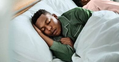 Hişyariya bijîşkan: Ji bo tenduristiya çavên xwe balîfên nizm bi kar bînin