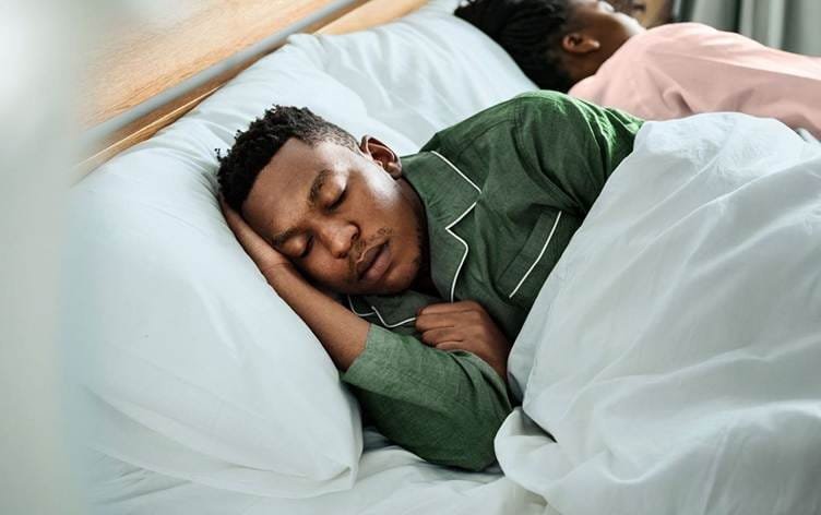 Hişyariya bijîşkan: Ji bo tenduristiya çavên xwe balîfên nizm bi kar bînin