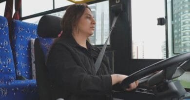 Şaredariya Amedê jinan fêrî ajotina otobusan dike