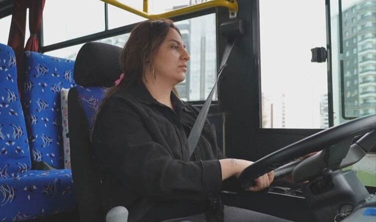 Şaredariya Amedê jinan fêrî ajotina otobusan dike