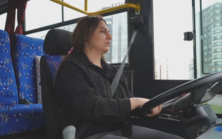 Şaredariya Amedê jinan fêrî ajotina otobusan dike