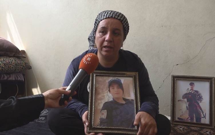 Dayîkên li Qamişloyê li benda zarokên xwe ne:…