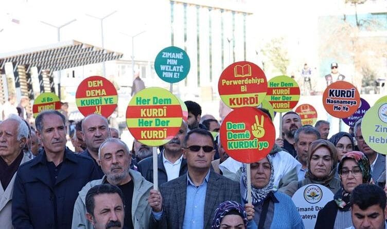 Li Wanê daxwaza statuya zimanê Kurdî hat kirin