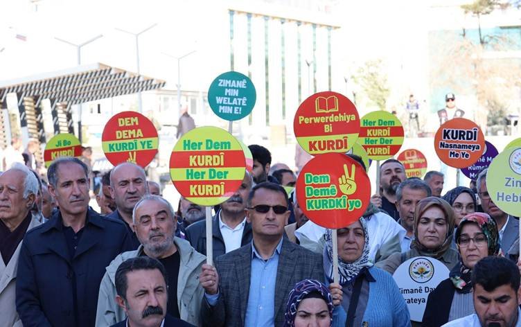 Li Wanê daxwaza statuya zimanê Kurdî hat kirin