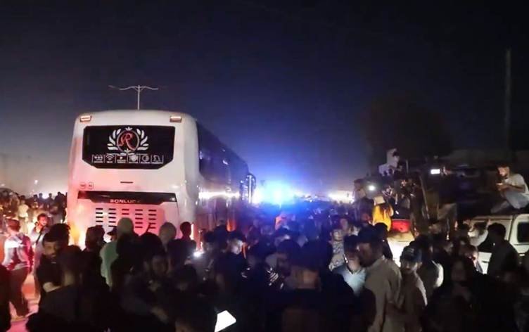 QAMIŞLO – Di pêşwaziya dîlan de gule reşandin:…