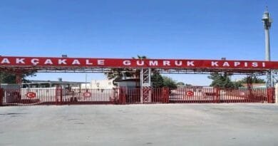 Deriyê sînorî yê di navbera Riha û Girê Spî de tê...