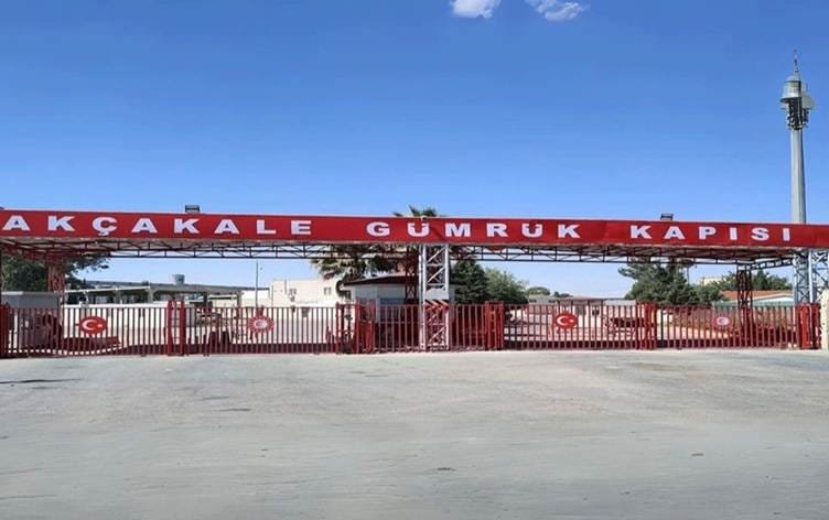 Deriyê sînorî yê di navbera Riha û Girê Spî de tê...
