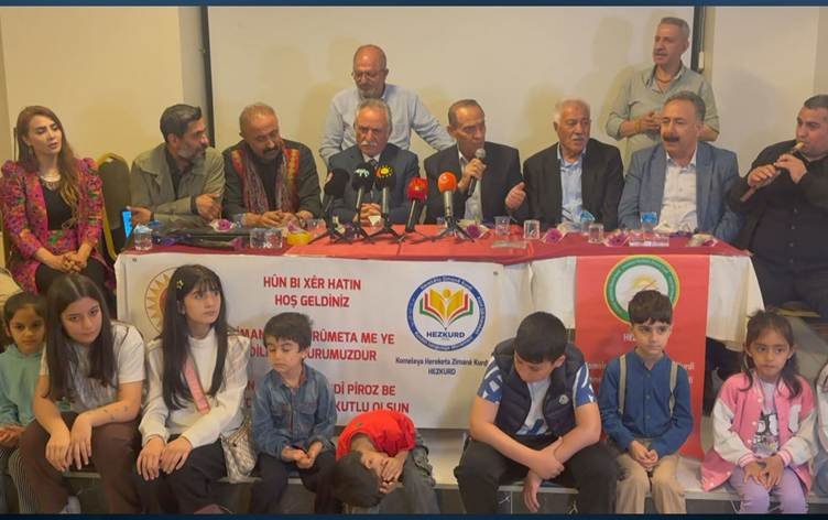 Dengbêj û zarokan li Stenbolê Cejna Zimanê Kurdî...